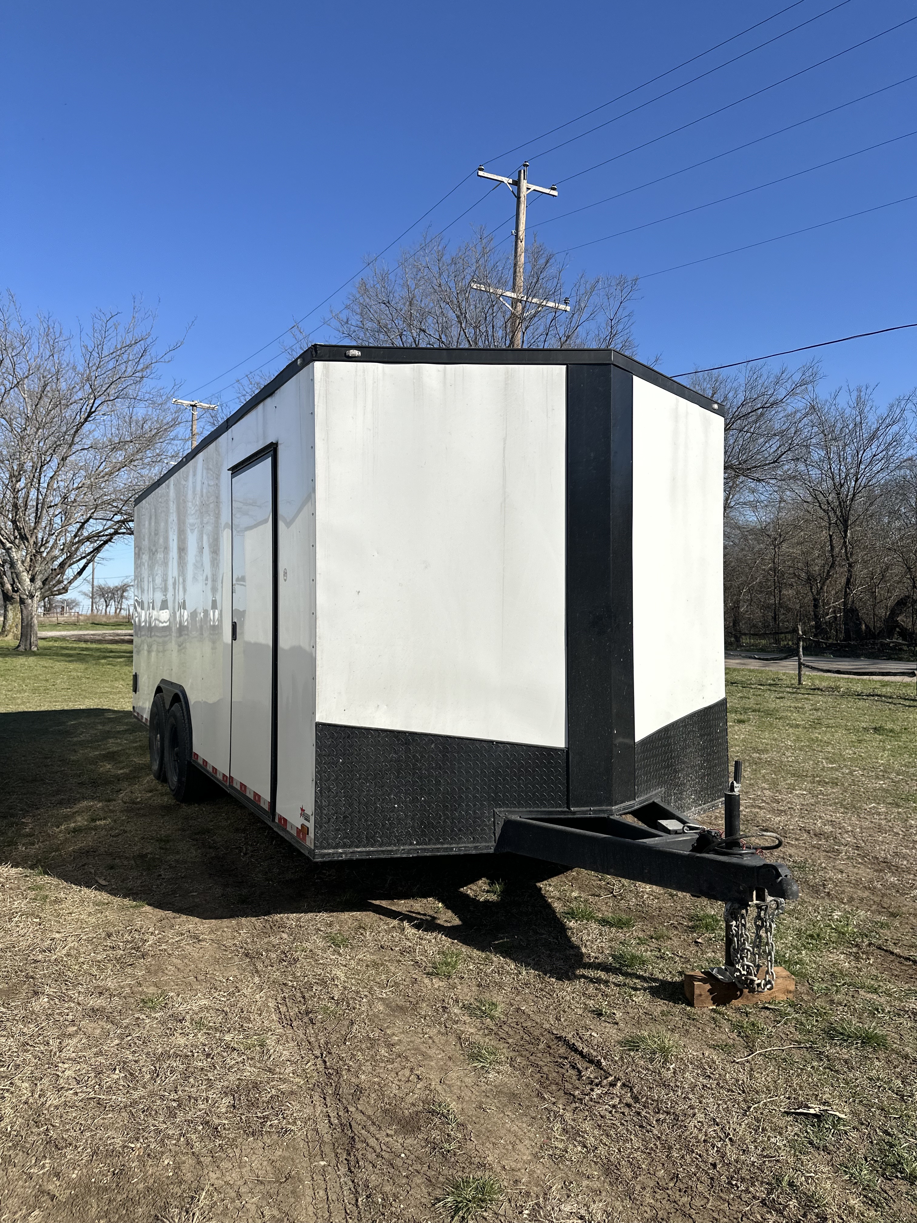 8.5x20 enclosed cargo trailer - white and black XL enclosed trailer for rent in Justin TX